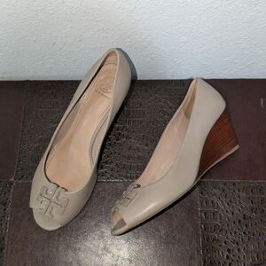 Tory Burch Sally Wedge Peep Toe Pumps Nude Leather Size 9.5